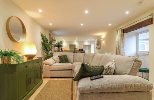 Cotton Casa | THE LONG BARN, family friendly, character holiday cottage in Alton