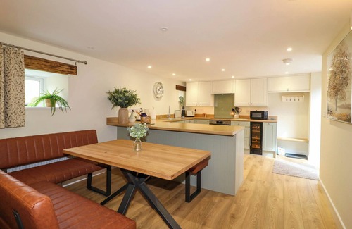 Cotton Casa | THE LONG BARN, family friendly, character holiday cottage in Alton
