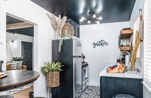 Long Barn Cabina | The Lookout: A Romantic Boho Getaway A/C - Pet Friendly!