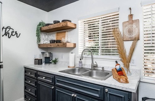 Long Barn Cabina | The Lookout: A Romantic Boho Getaway A/C - Pet Friendly!