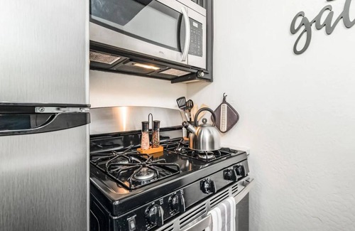 Long Barn Cabina | The Lookout: A Romantic Boho Getaway A/C - Pet Friendly!