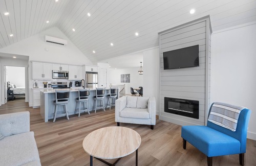 Granville Casa | The Lookout - Executive Waterview Home