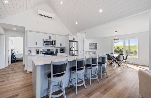 Granville Casa | The Lookout - Executive Waterview Home