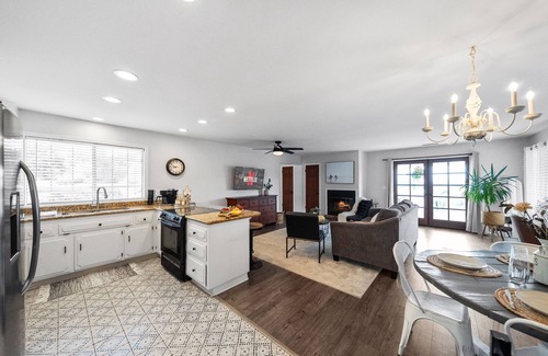 Fallbrook Otro | The Lookout King Bed! Min away from Wineries, Wedding, venues! Fresh eggs!