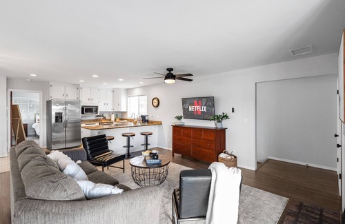 Fallbrook Otro | The Lookout King Bed! Min away from Wineries, Wedding, venues! Fresh eggs!