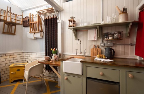 Berwick-upon-Tweed Cabina | THE LOOVRE - A Grade II listed unique tiny holiday home in Berwick-upon-Tweed