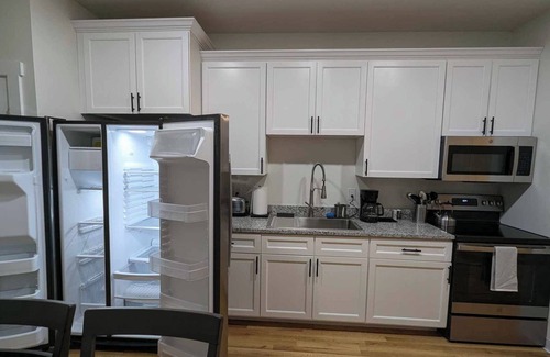 Front Royal Apartamento | 'The Lorraine' Cozy and Modern 2 BR in Downtown~Main St~Shenandoah River~Skyline