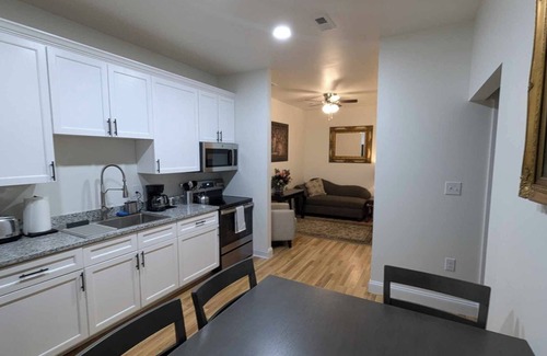 Front Royal Apartamento | 'The Lorraine' Cozy and Modern 2 BR in Downtown~Main St~Shenandoah River~Skyline