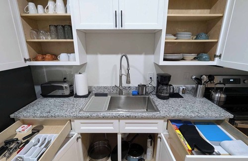 Front Royal Apartamento | 'The Lorraine' Cozy and Modern 2 BR in Downtown~Main St~Shenandoah River~Skyline