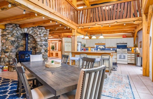 Suttons Bay Cabina | The Lost Woods Lodge