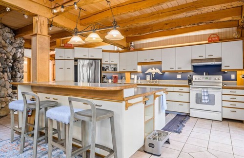 Suttons Bay Cabina | The Lost Woods Lodge