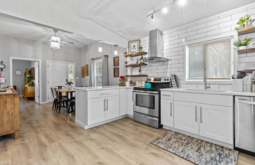 Southmoreland Casa | The Lounge minutes f/ Plaza, Downtown and UMKC! Bungalow Minutes F/Plaza!