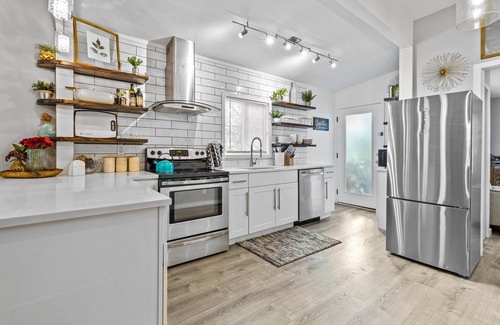 Southmoreland Casa | The Lounge minutes f/ Plaza, Downtown and UMKC! Bungalow Minutes F/Plaza!