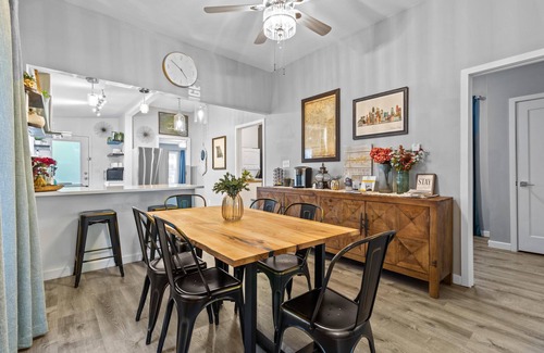 Southmoreland Casa | The Lounge minutes f/ Plaza, Downtown and UMKC! Bungalow Minutes F/Plaza!