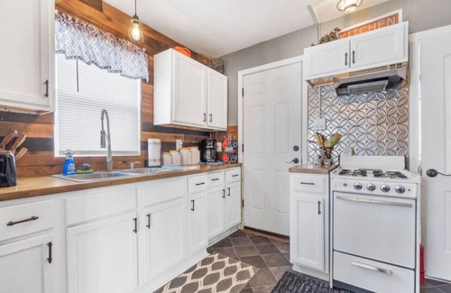 Lexington Casa | The Love Shack! Hot Tub, Great Couples Get Away!