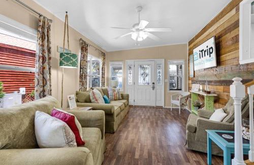 Upper Grand Lagoon Casa | The Love Shack (2/2)
