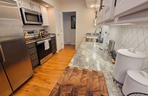 Windsor Heights Casa | The Love Shack: Spacious Family Getaway, 5 bed/3 bath, 10 Minutes from Downtown