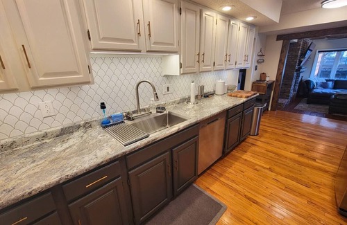 Windsor Heights Casa | The Love Shack: Spacious Family Getaway, 5 bed/3 bath, 10 Minutes from Downtown