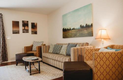 Columbia Casa | The Lucky Charm Sunny Screened Porch Near USC&Base