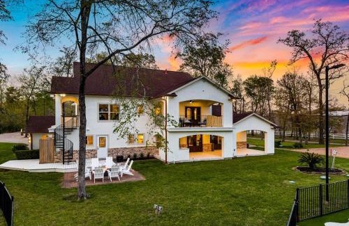 Magnolia Casa | The LUX at West Event & Stay, Pool, Golf & Pickle