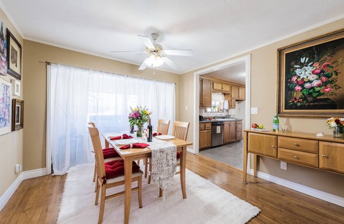Brea Casa | The Lux of Orange con área de comedor privada y TV de 50 pulgadas
