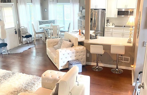 Lawrenceville Casa | The Luxurious Suite Retreat