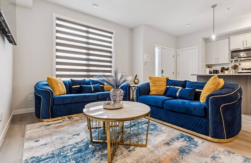 Southwest Calgary Casa | The Luxe Haven - Family & Pet Friendly Gateaway near downtown