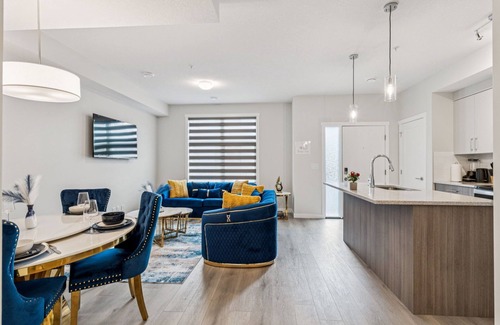 Southwest Calgary Casa | The Luxe Haven - Family & Pet Friendly Gateaway near downtown