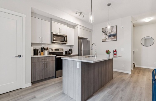 Southwest Calgary Casa | The Luxe Haven - Family & Pet Friendly Gateaway near downtown
