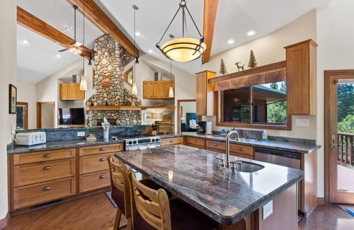 Gold Mountain Casa | The Luxe Lodge Private Hot Tub Golf Couples Pets Families Games Fire Pit Views