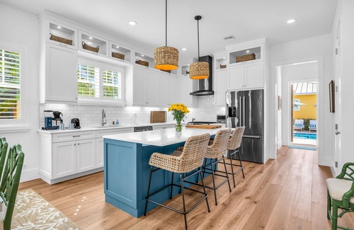 Grandview Heights Casa | The Luxe Sunshine Villa w/ *Private Pool House*