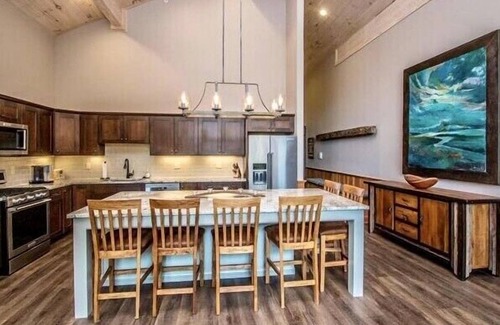 North Conway Condominio | The Luxurious Penthouse Ski-in/Ski-out Kearsarge Brook Condo at Cranmore Mtn!