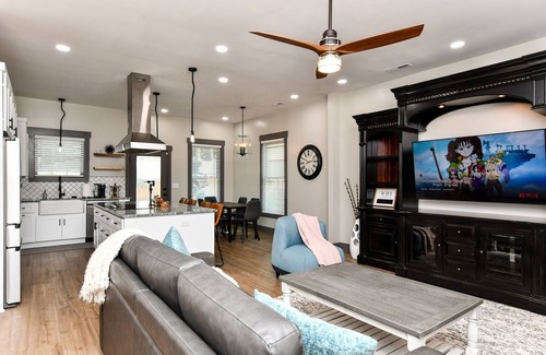 Dunean Casa | The Luxury Mill 5 Minutes to Downtown + King Bed