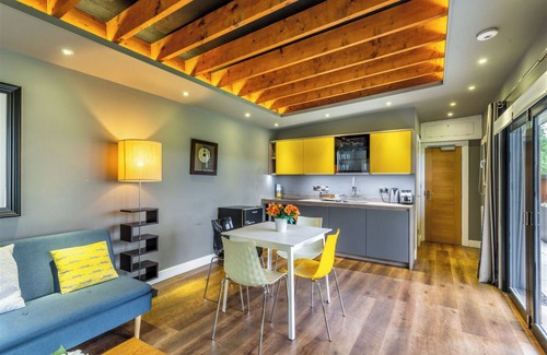 Honley Apartamento | The Luxury "Shed"