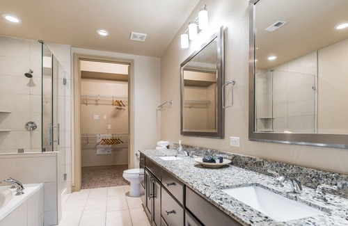 Greenway Plaza-Upper Kirby Casa | The Luxury Suites of Houston