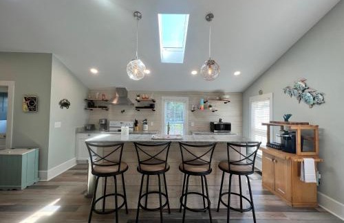 Issue Casa | The Lyellton House: Water View, Steps from Beach