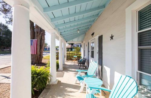 Issue Casa | The Lyellton House: Water View, Steps from Beach