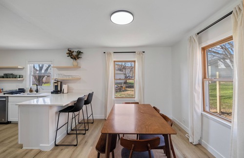 Des Moines Casa | The Mackie - Charming 4-bedroom house with High Speed WiFi in lovely Des Moines