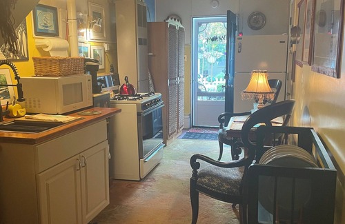 Manistee Cama Y Desayuno | The Mackinaw Suite, Private entrance, Fully Furnished, King Bed, 1861 Victorian