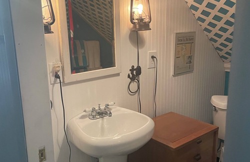 Manistee Cama Y Desayuno | The Mackinaw Suite, Private entrance, Fully Furnished, King Bed, 1861 Victorian