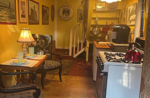 Manistee Cama Y Desayuno | The Mackinaw Suite, Private entrance, Fully Furnished, King Bed, 1861 Victorian