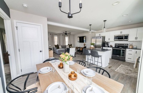 Madison Heights Apartamento | Sleeps 20 | Family-friendly | Near DT LYH & LU