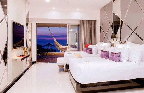 Mismaloya Complejo | The Magestic Mousai, Adults Only