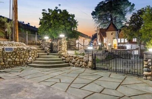 Newhall Casa | The Magic Castle (Unit6) -Six Flags Universal LAX