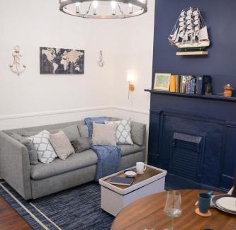 Savannah Victorian District Apartamento | The Maiden Voyage - Themed Getaway, Steps to Forsyth, King Bed, Grill, Games, Picnic Basket