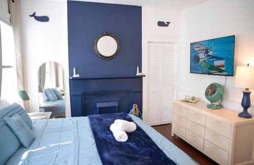 Savannah Victorian District Apartamento | The Maiden Voyage - Themed Getaway, Steps to Forsyth, King Bed, Grill, Games, Picnic Basket