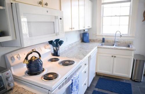 Savannah Victorian District Apartamento | The Maiden Voyage - Themed Getaway, Steps to Forsyth, King Bed, Grill, Games, Picnic Basket