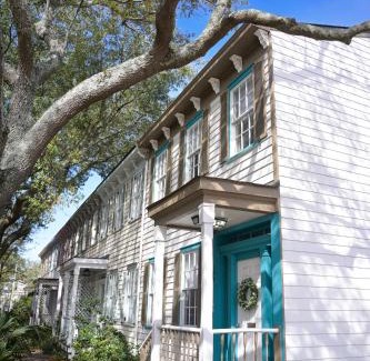 Savannah Victorian District Apartamento | The Maiden Voyage - Themed Getaway, Steps to Forsyth, King Bed, Grill, Games, Picnic Basket