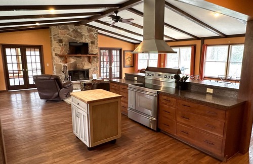 Austinburg Casa | The Main House at Rustic River Retreats - ¡Propiedad privada de 27 acres en Grand River!
