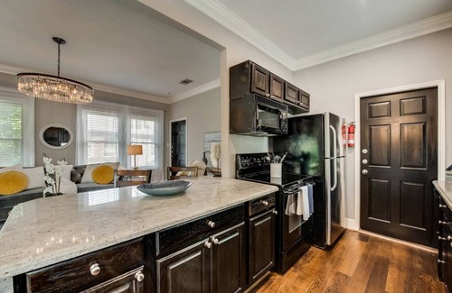 Old East Dallas Condominio | The main living area includes a spacious living room, dining area, and spa-inspired bathroom. Guests enjoy complimentary high-speed WiFi, washer/dryer, and all essential amenities for comfort and convenience.
